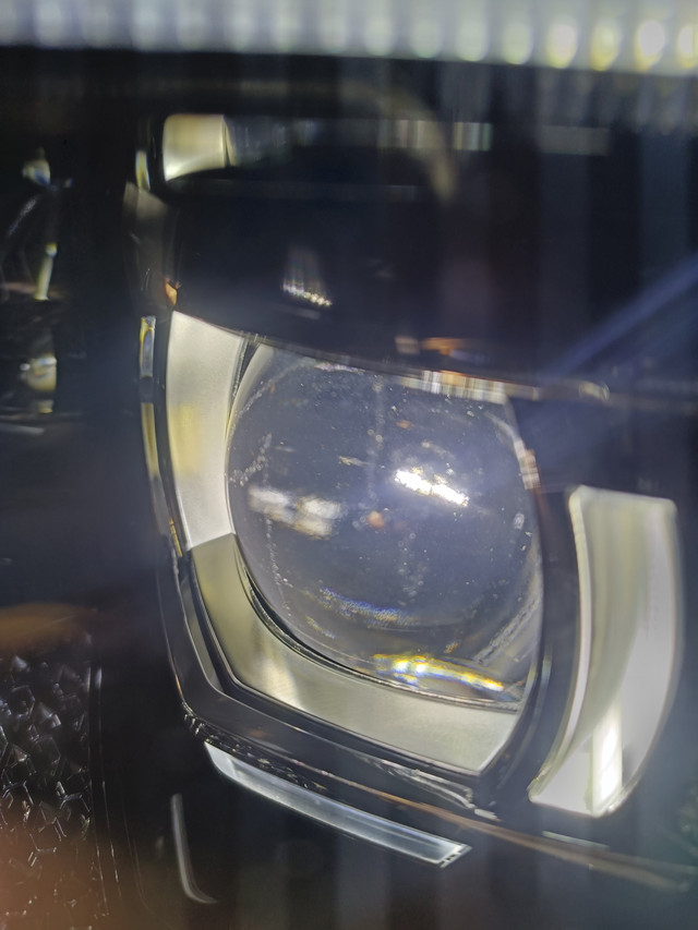 老司机来看一下左前大灯透镜上这啥东西刚发现