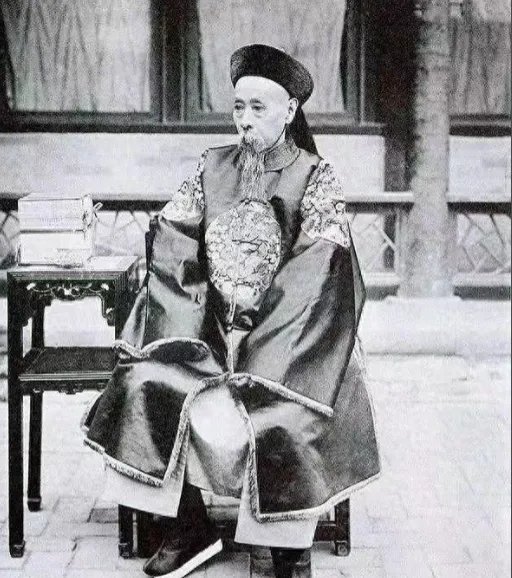 晚清庆亲王奕劻，在清王朝尚未覆灭时，便将712.5万英镑存入英国银行，折合五千余