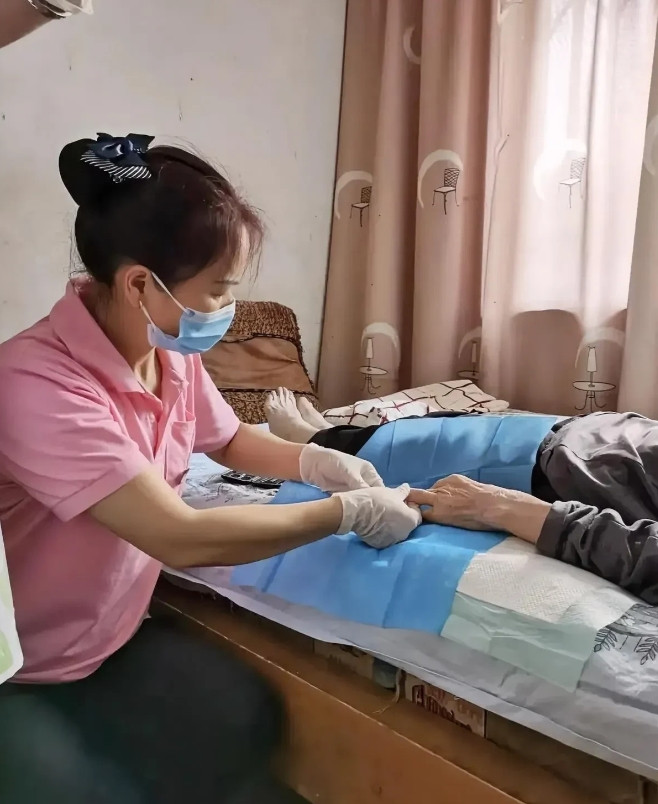 以后再也不敢用住家保姆了！无论多难我都自己伺候瘫痪老妈一年多的时间雇了三个