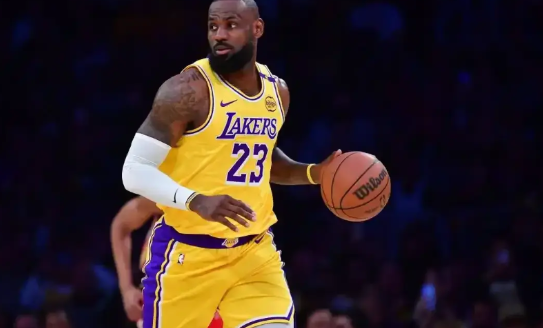 NBA传奇名宿韦德真是太懂NBA了！最近韦德在节目中聊到了好兄弟詹姆斯可能离开湖