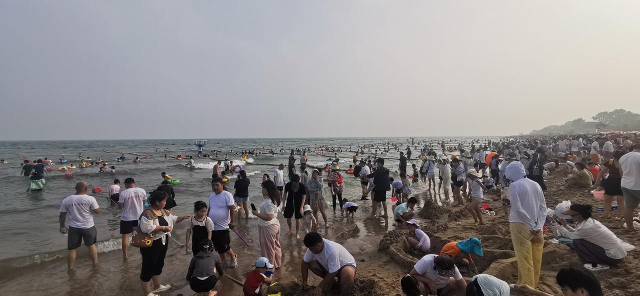 7月刚到，避暑胜地北戴河迎来了人潮。在出租车上，师傅说，与上年比，还没那么多。可