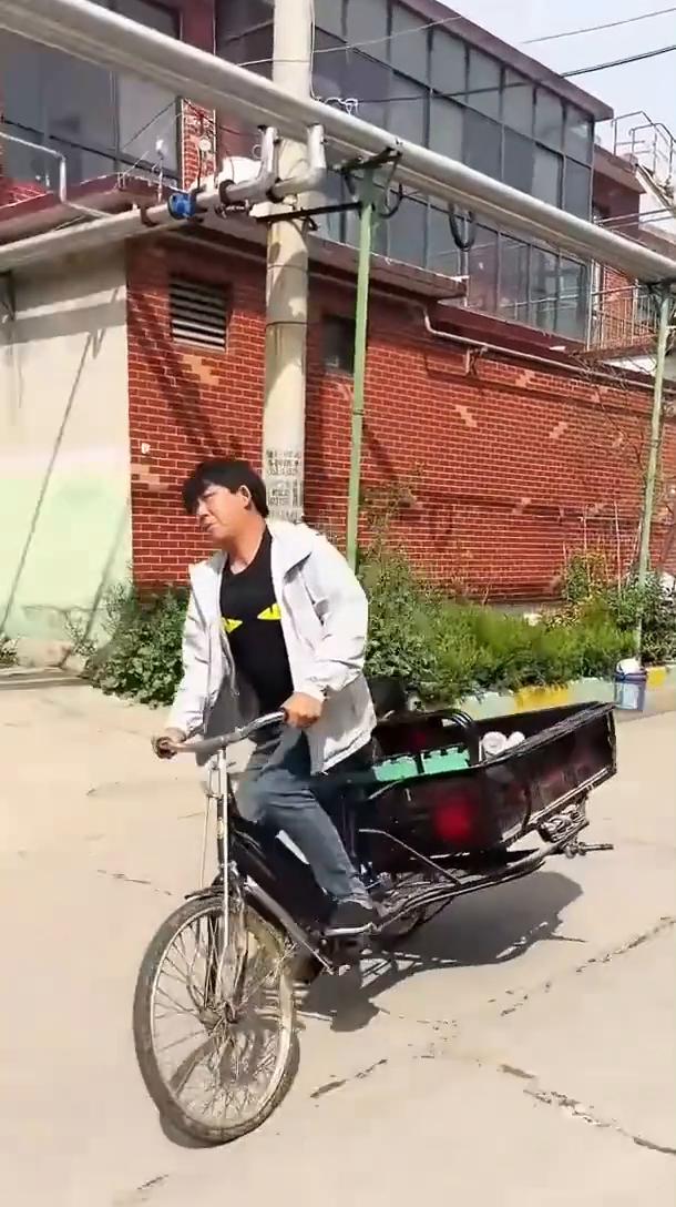 三轮车的最高境界。小伙子真牛，好车开的卡路里。