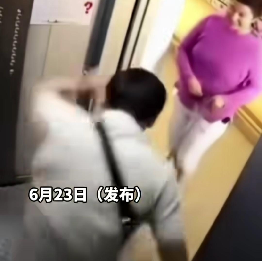 男子出电梯时遇到大狗，狗对着男子扑过来，逼得男子出不了电梯，狗主人还在一旁笑眯眯