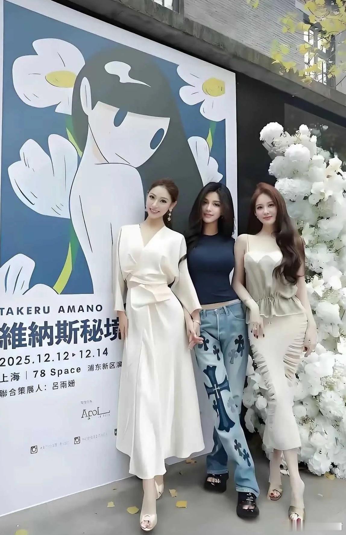 三选一的话我会选择左边那个，虽然三个人都是大美女，但是左边那个更加符合我的眼缘，