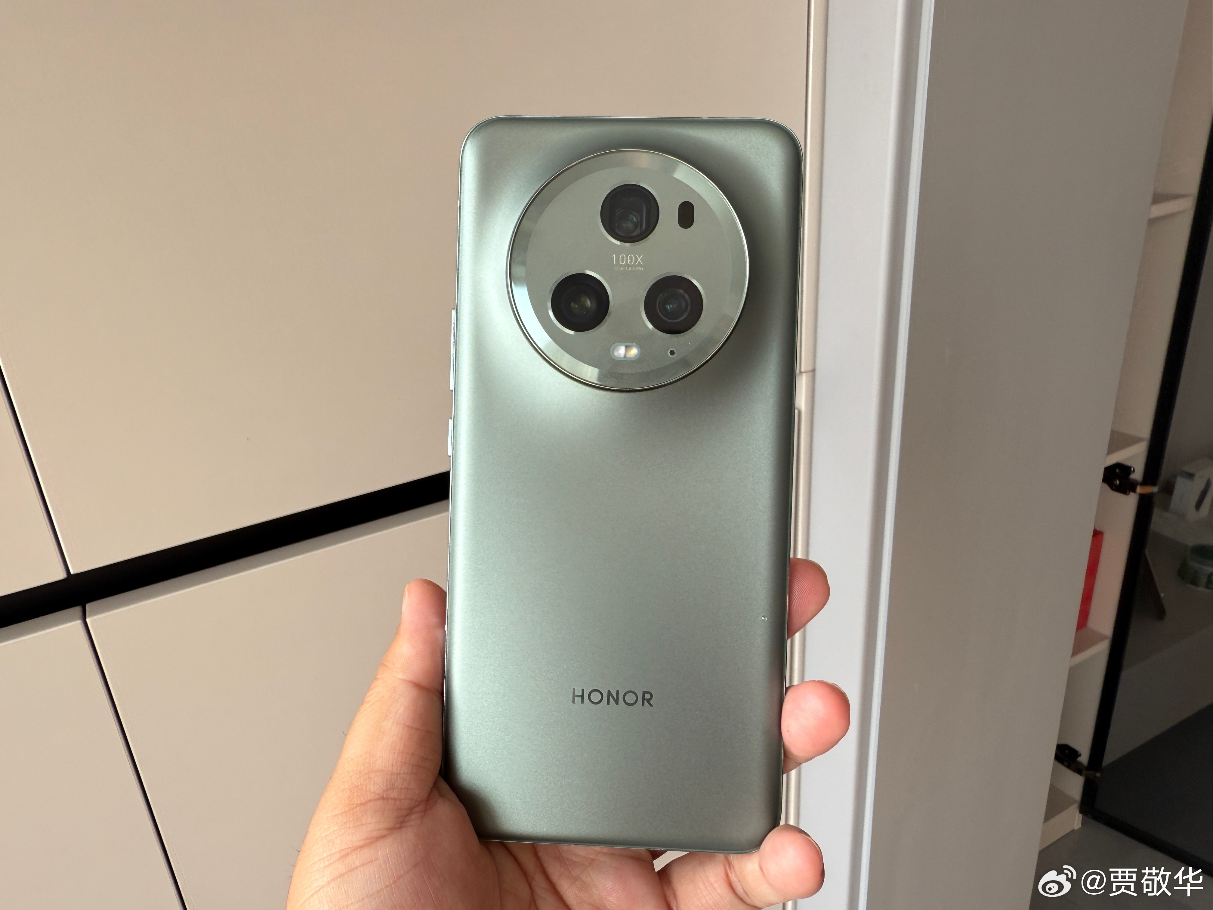 荣耀Magic5用了2年多了，青海湖电池真的很强。我自己用了一年，娃暴力用了一年