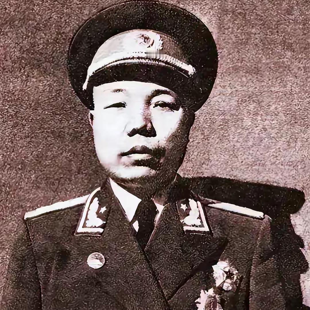 58年，萧华失散的亲妹妹被找到，一见面萧华喜极而泣：你长得好熊…这话一出口