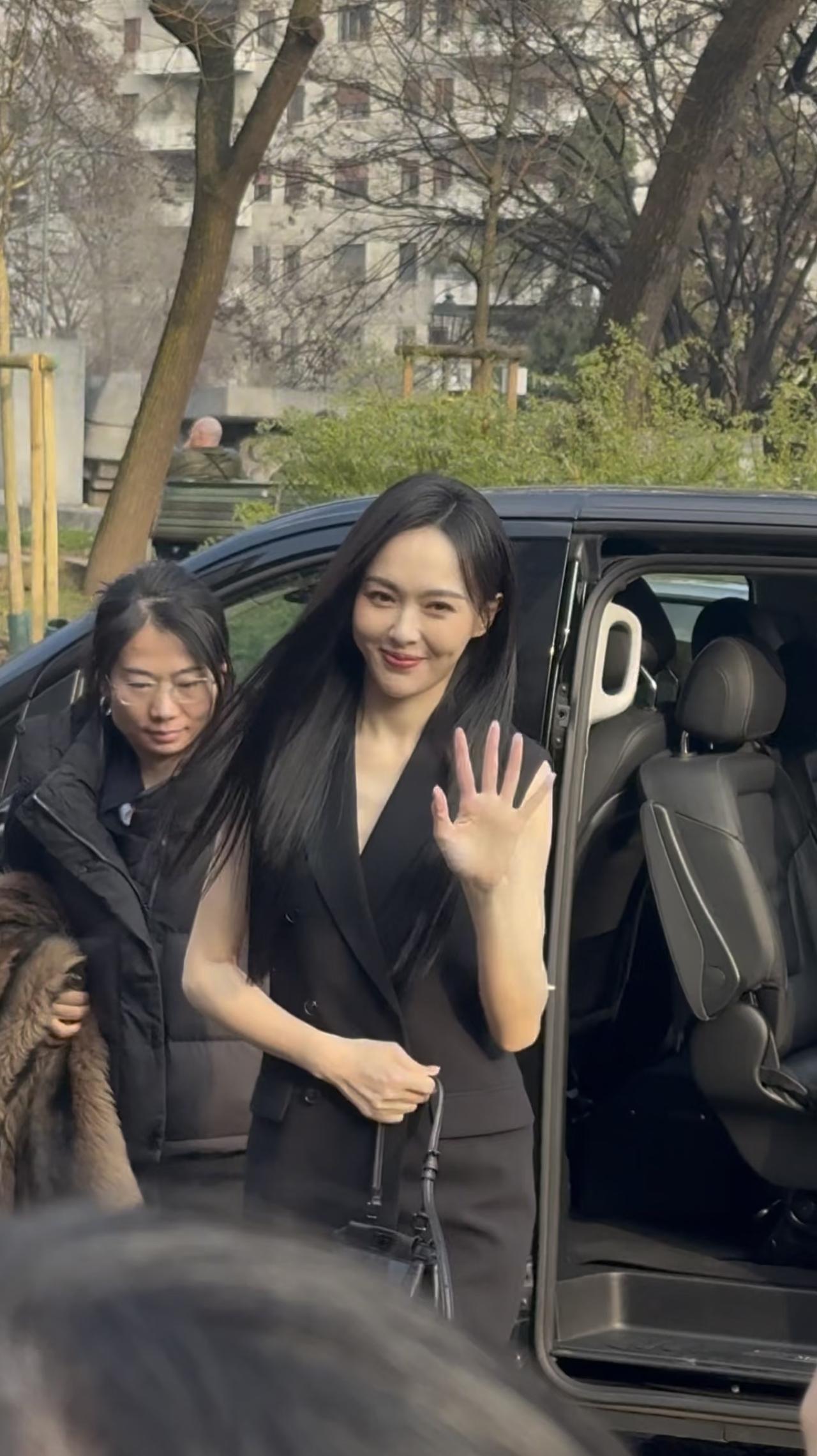 近日，唐嫣现身米兰，一头黑长直发，惊艳到我啦。42岁的唐嫣，虽然这次的穿着打