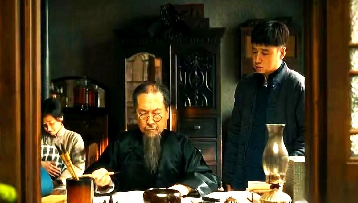 点开电视剧《八千里路云和月》，看这荡气回肠的名字，你以为你要看的是金戈铁马的抗日