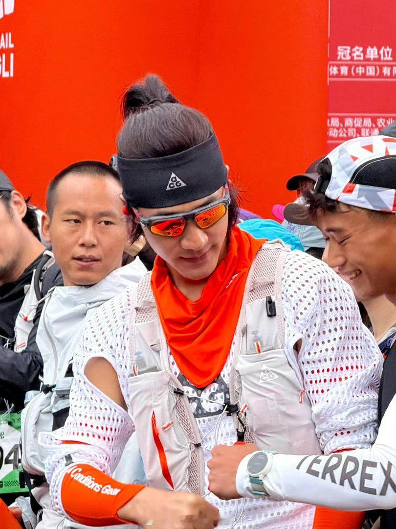 一眼看到人群中的此沙想和此沙一起跑步的心达到了巅峰此沙今日参加越野跑活动，一身运