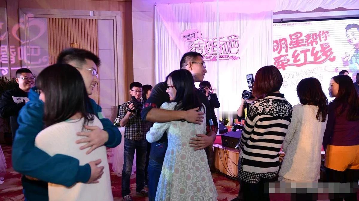 成都万人相亲局炸锅！女生举牌“无房无车勿扰”，现场扎心一幕引全网吵翻成都万