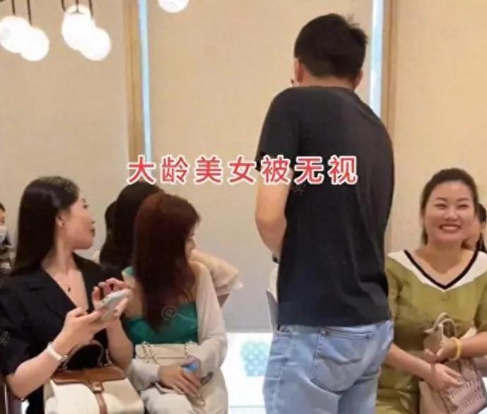 4月26日深圳有个相亲会，来了好多单身男女。男方是个有房有车的老板，女的都是打扮