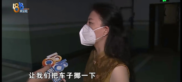 一女子长期霸占别人车位，物业打电话让她挪车，女子表示：赶不回来，物业就将车拖走。