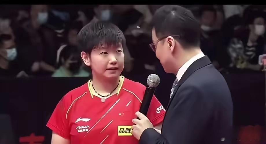 采访结束，莎莎突然指向角落那个没话筒的记者，所有人都懵了。她没多说一句废话，直接