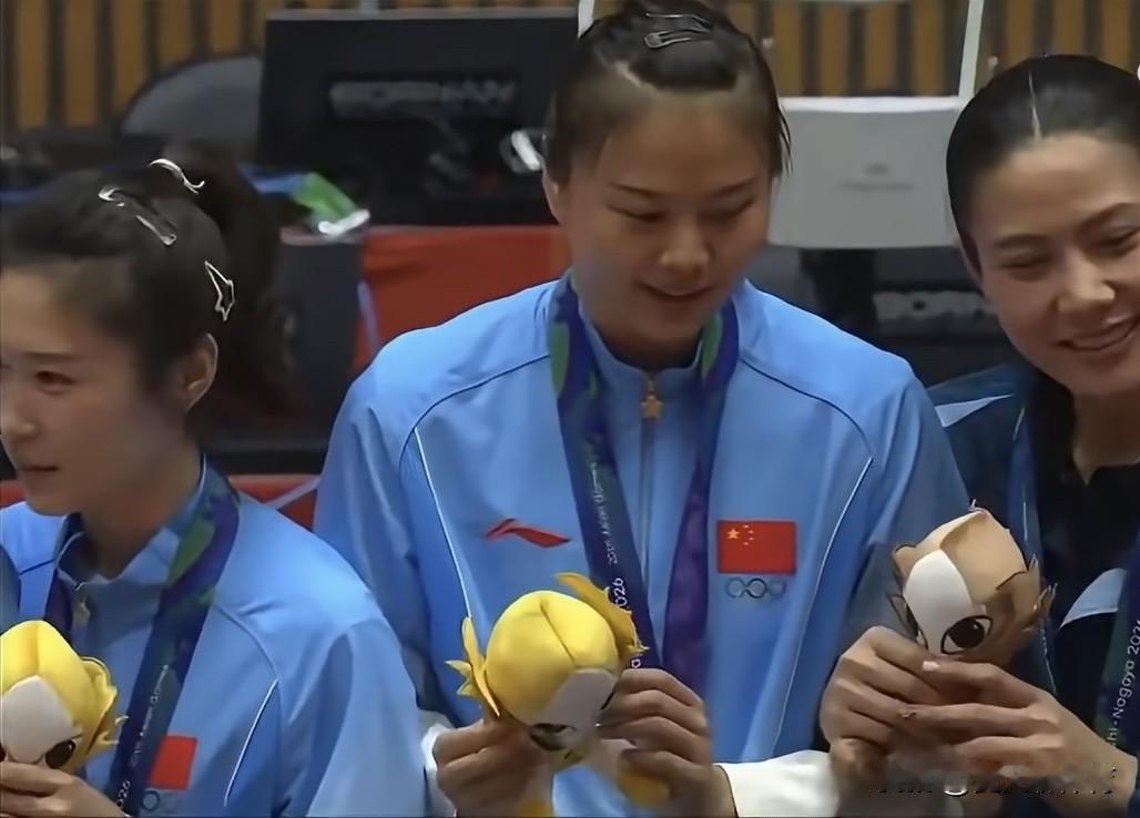 场下是对手，场下是好朋友！亚运会女排颁奖典礼上，获得金牌的中国女排队长龚翔宇，跟