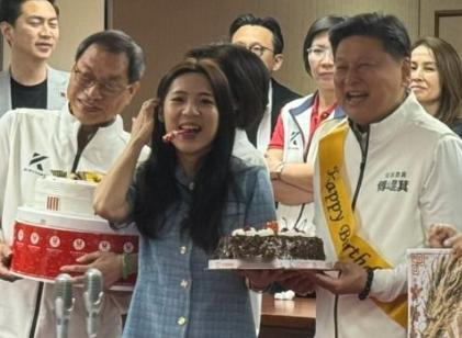 国民党团上午记者会前，先帮傅崐萁庆生，准备了两个蛋糕祝寿，蓝委徐巧芯也请傅崐萁披