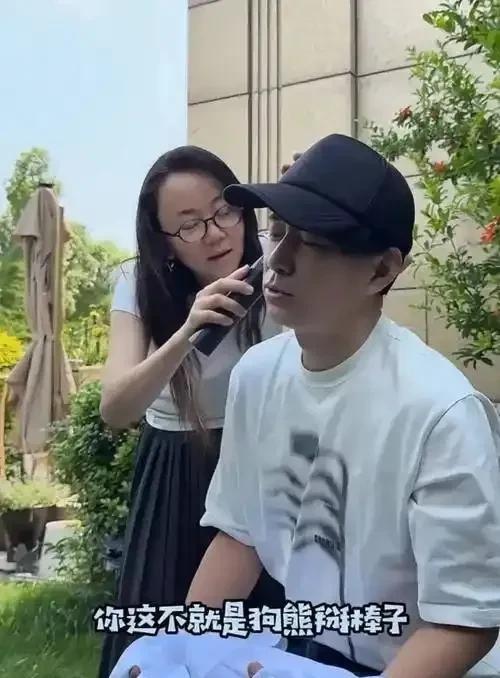 王一楠云南菜市场疯狂扫货，逛吃模式开大，她真是又富又抠！王一楠骑着共享电动车