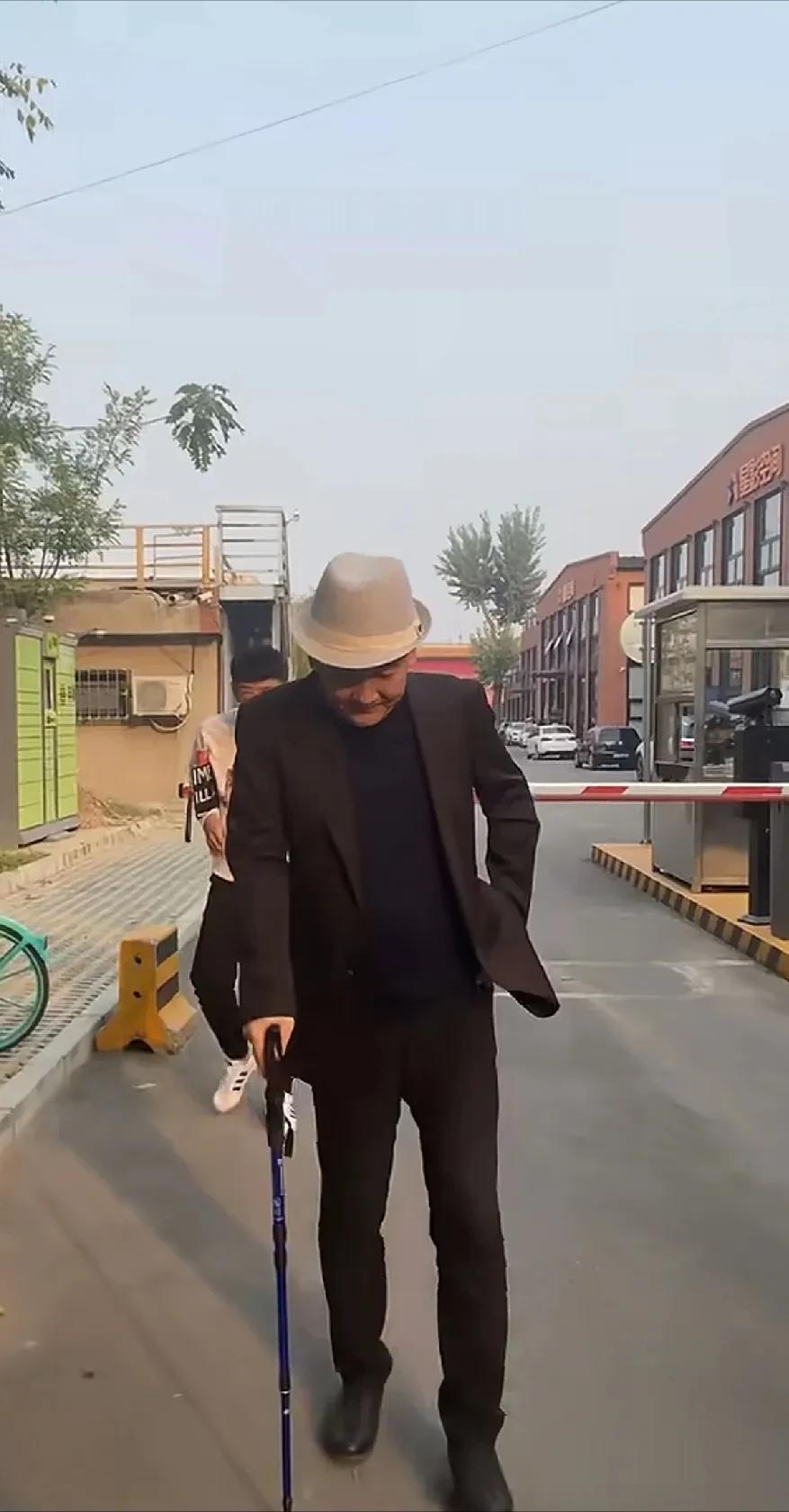 66岁的梁天最近被拍，拄着拐杖走路，还得靠人扶？谁能想到，他曾和葛优、谢园并
