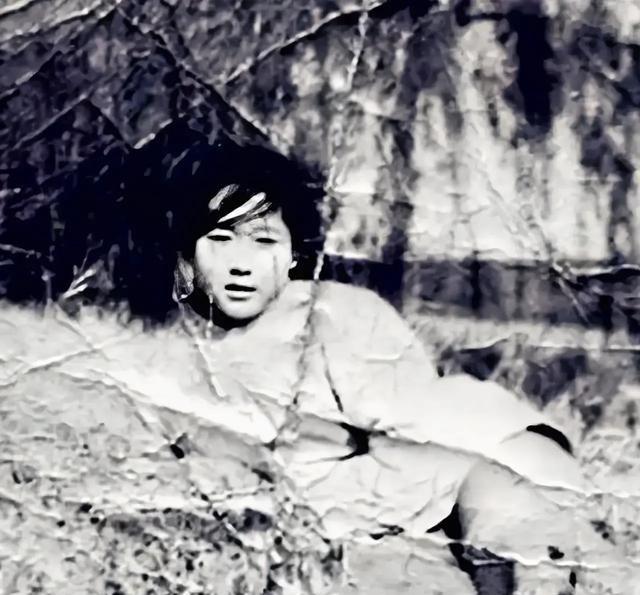 1938年台儿庄战役，女护士正抢救受伤的连长，一个鬼子突然出现，一刀一刀捅在连长