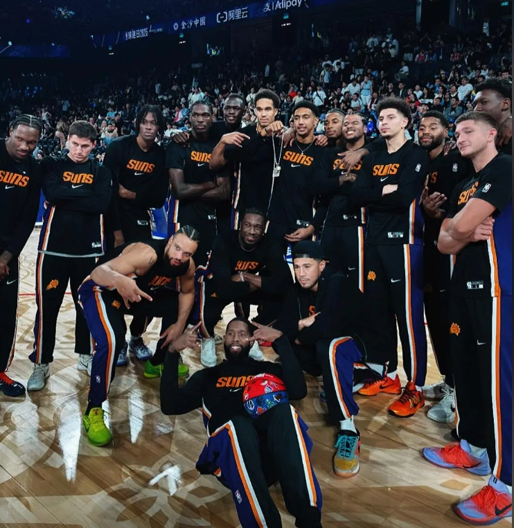 太阳这个赛季的阵容可以说是未来五年最强的了明年布克5700万，格林3600万，