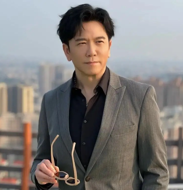 61岁的温兆伦被问为什么不拍戏了，他一句话把所有人整沉默了“我是个看完风景正