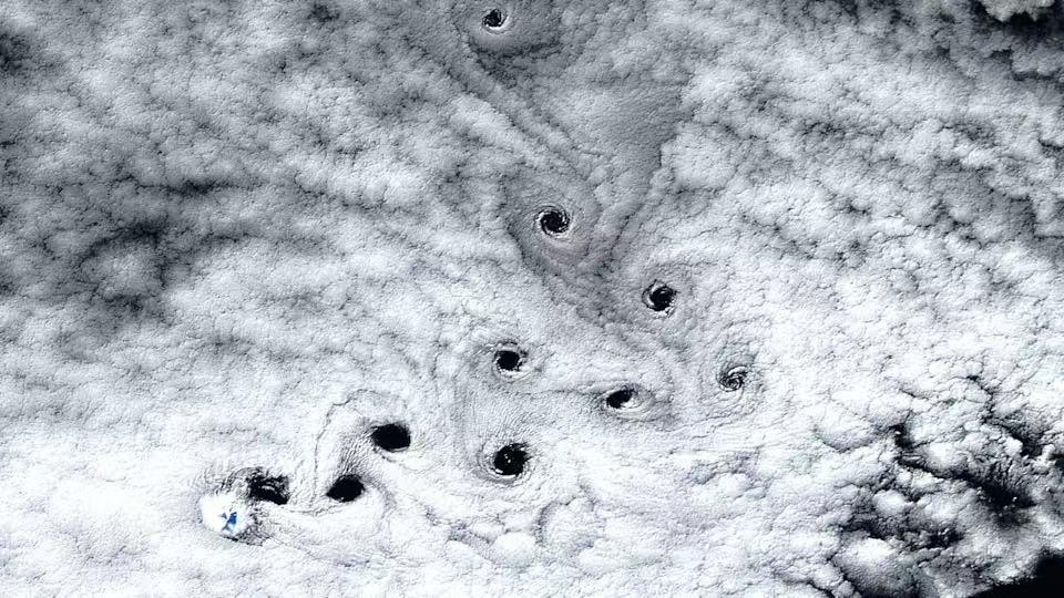 震惊全球！印度洋惊现10个巨型黑暗漩涡，NASA卫星拍下诡异画面！