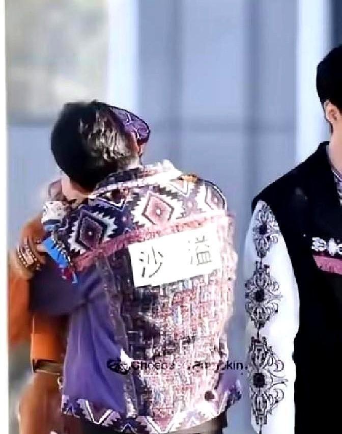 沙溢在《奔跑吧》里亲宋雨琦脸，直接把人推开了。这哪是文化差异，这是边界模糊。