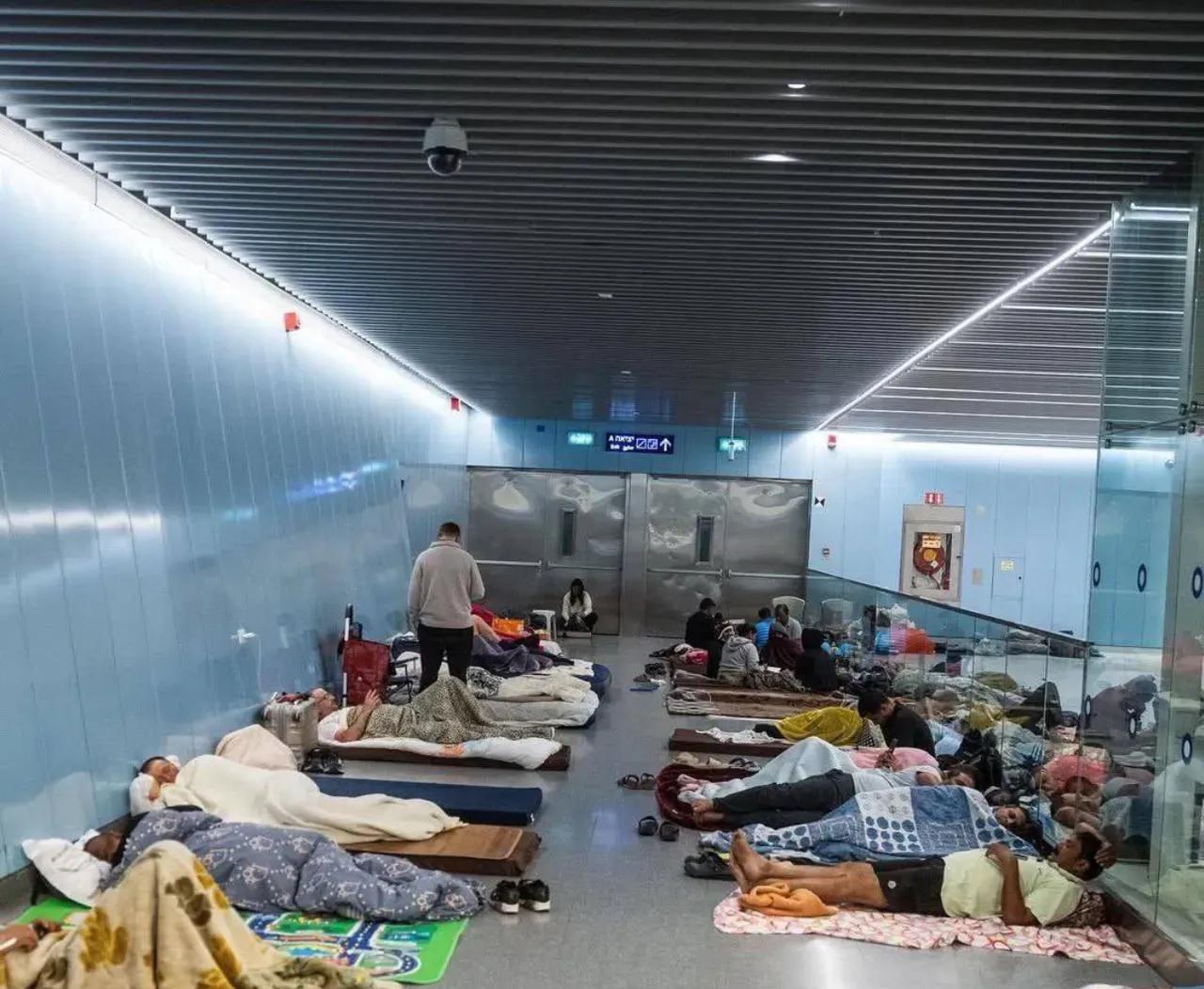 以色列的防空洞，基本上都是依托地铁建的，设施还是比较完备的，墙上有充电的插座，不