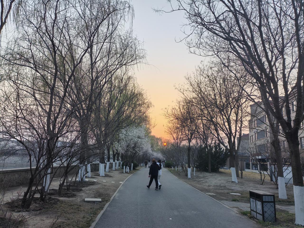 闲暇时喜爱练字画画，于笔墨色彩中静心沉淀，修心养性，感受生活温柔。