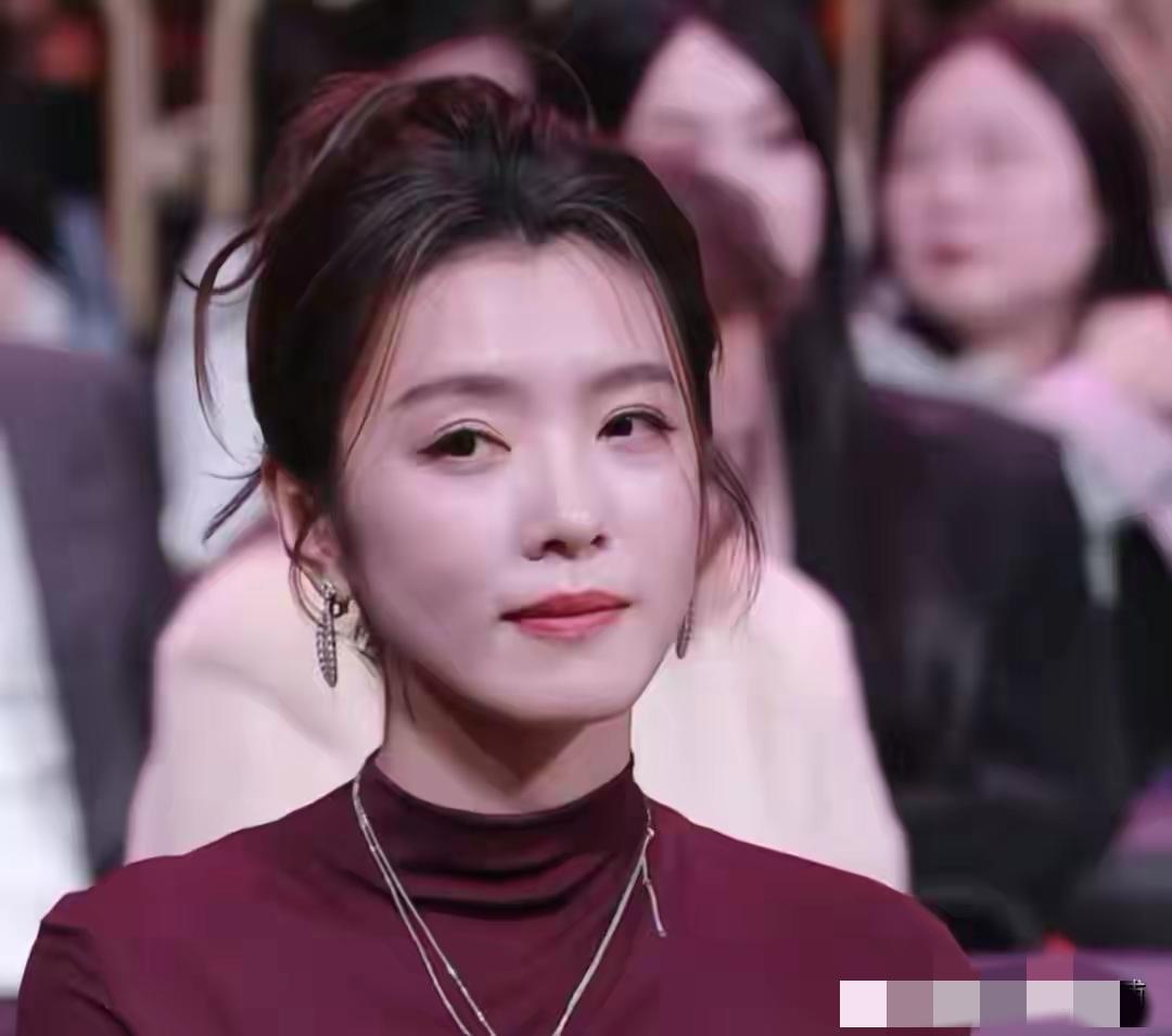 今年微博之夜最大的黑马，那只能是李云霄了吧。什么叫做成熟韵味，李云霄的长相就是