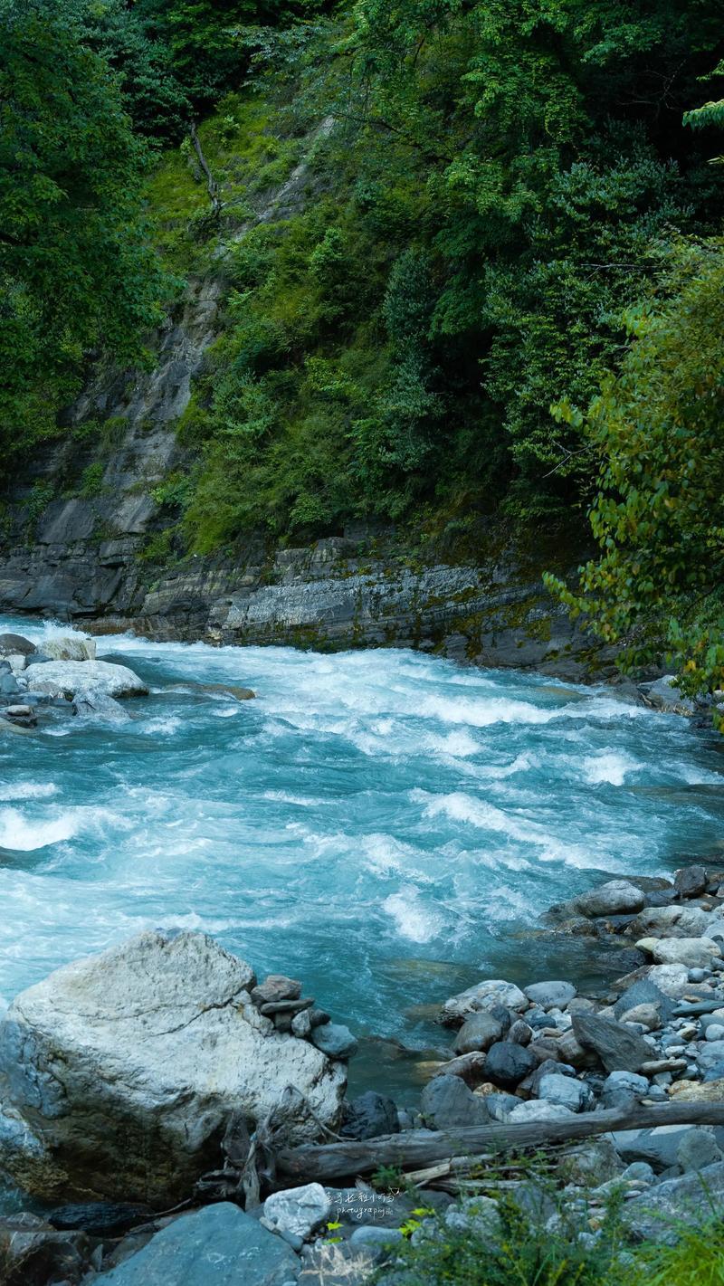 四川旅游，雅安二郎山喇叭河游玩攻略！二郎山喇叭河美景和美食推荐：1、蓝水晶