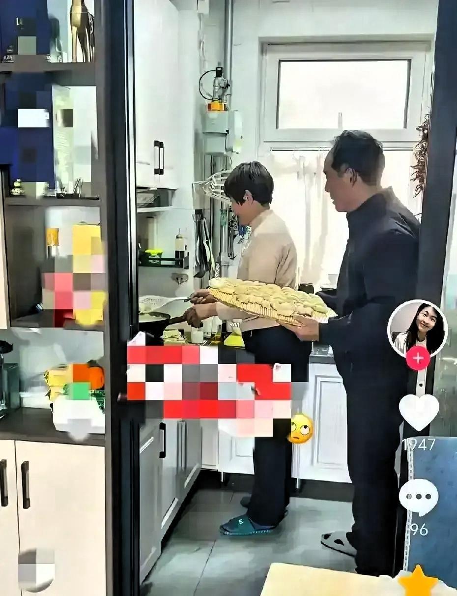 山东淄博一位儿媳起床闻到饺子香，发现婆婆已经煮好开吃却没叫她，冲进厨房举着手机“