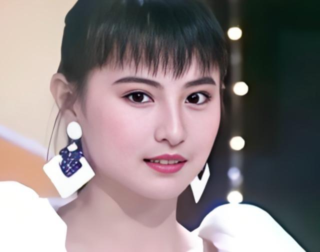 2007年，演员李赛凤趁着老公出差，就和身材魁梧的干儿子抱在了一起，没想到老公突