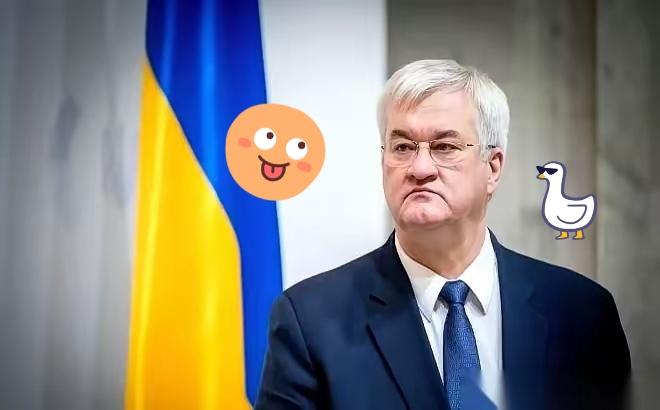 最逗的事儿发生了。当年掀了我们桌子、抢走45亿美金的那位，现在西装革履地跑回来