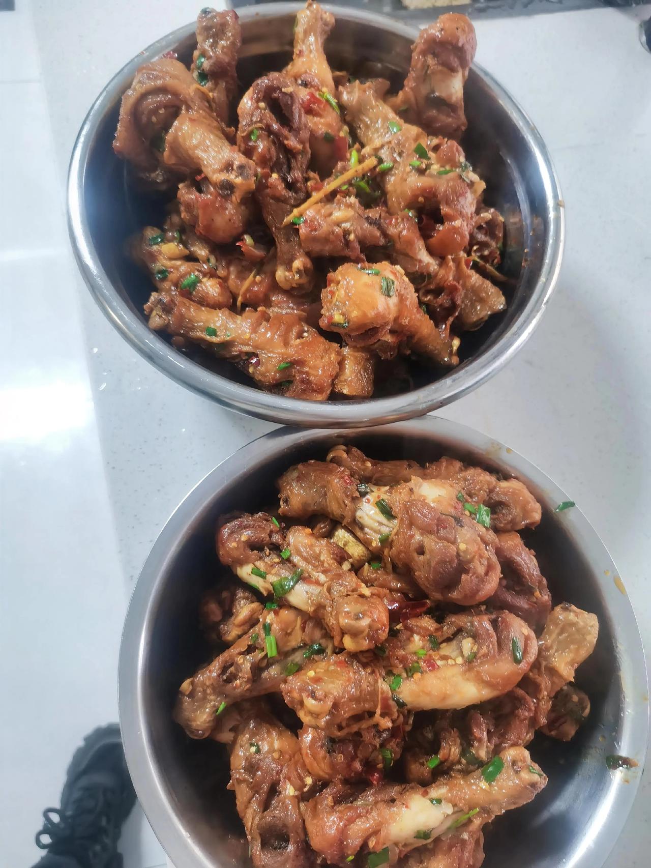 今日公司食堂菜谱：红烧鸡腿荷兰豆炒猪肉青菜肉沫汤。现在年轻人的口味很特