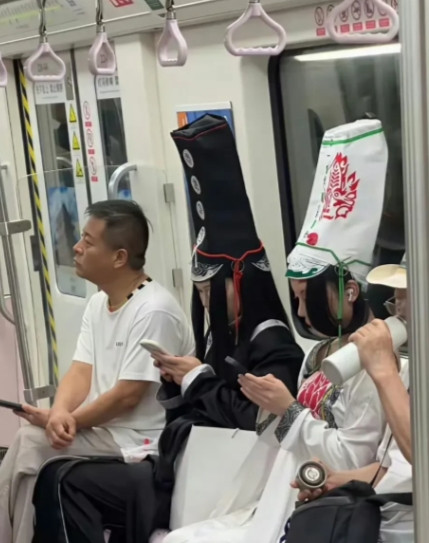 地铁上的一幕，不得不说，惊呆了啊。[捂脸哭][捂脸哭][捂脸哭]