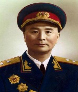 1936年大别山，一个33岁的红军团长，被子弹打穿胸膛，战友们发现时他已经死了，