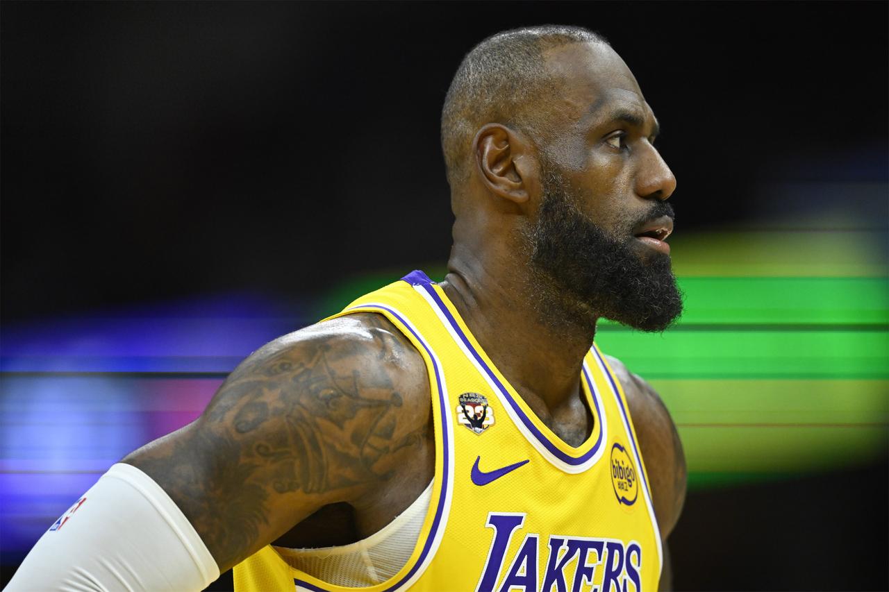 跟队十年的老记者酒局上说漏嘴：“詹姆斯考虑退役？那只是谈判前的烟雾弹，真正的博弈