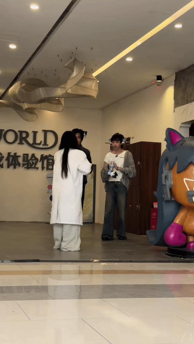 秦昊与儿子恩利录综艺天呐！秦昊带着恩利录综艺了，看路透父子俩的幸福都快溢出屏幕了