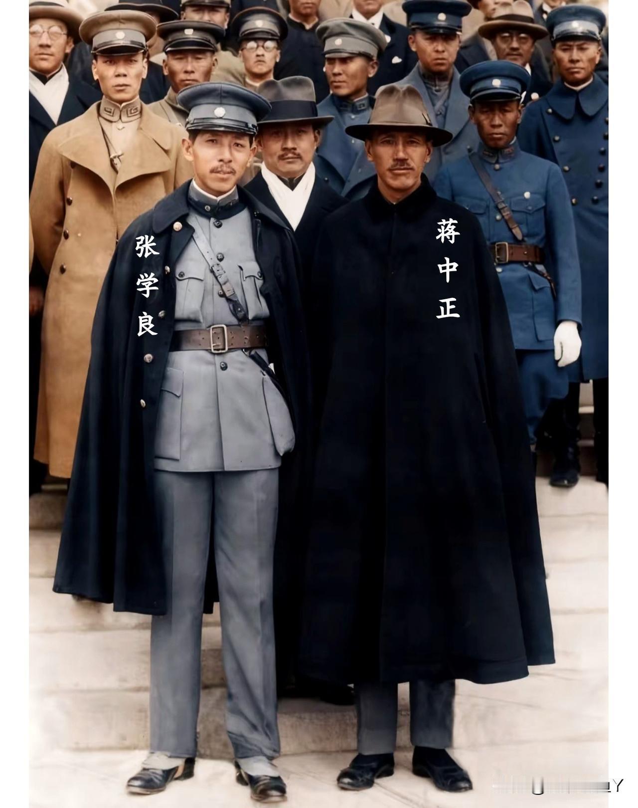 这才是蒋中正和张学良的真实模样，这可不是演员所扮演的，而是1930年他们在南京的