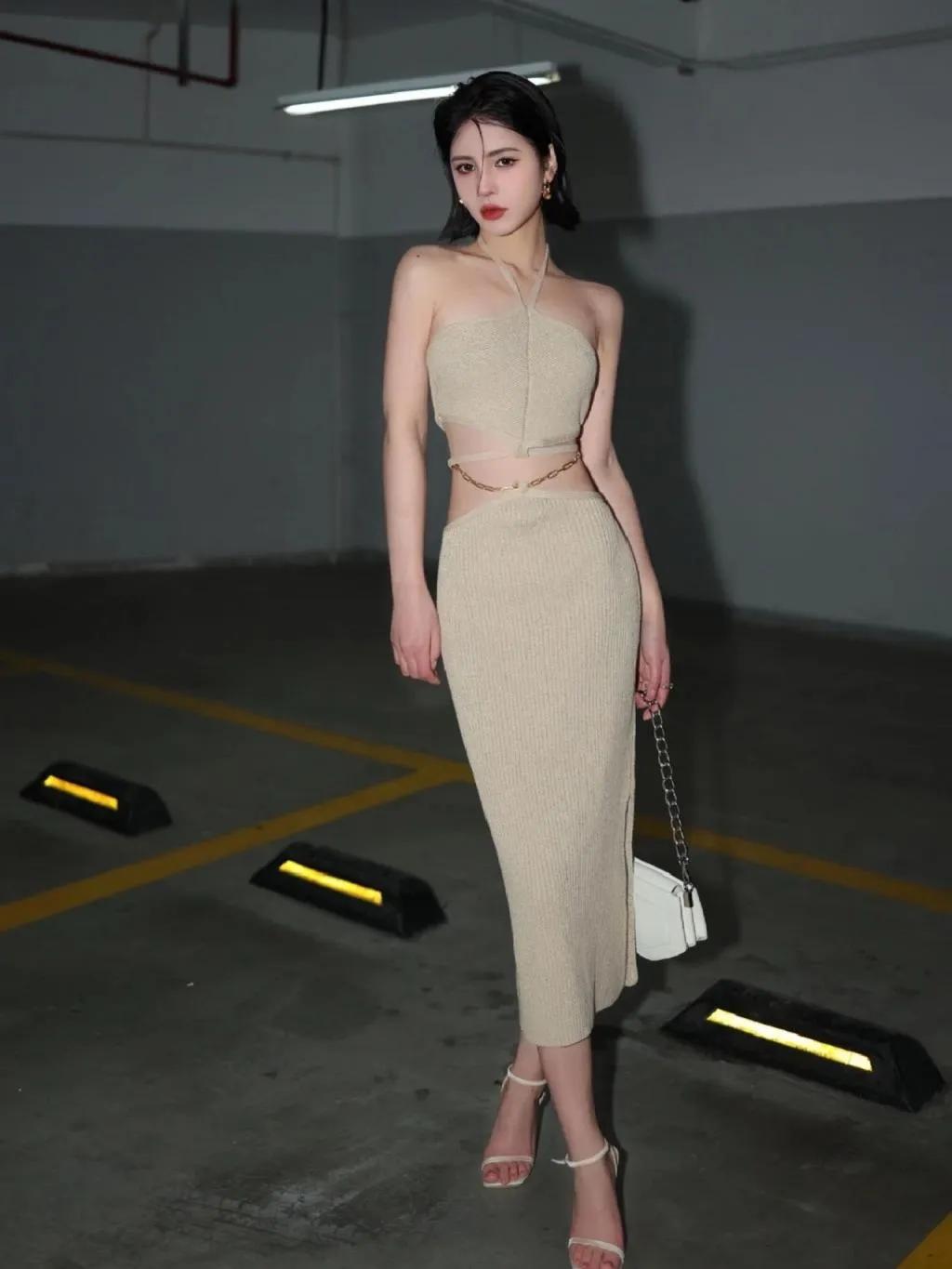都市酷炫风穿搭，米色露脐装搭配高腰长裙，尽显时尚魅力！