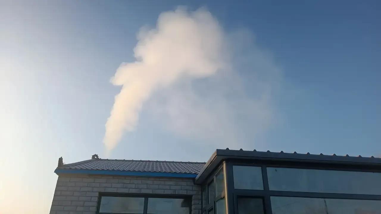 喜欢乡下的早晨，炊烟袅袅，鸡鸣犬吠，绿树荫荫，深呼吸一下，空气都是甜的。