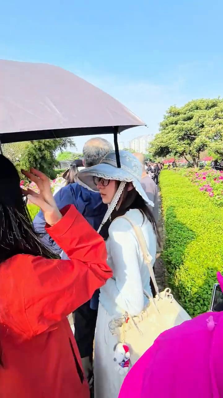 银丝贯顶牡丹。洛阳隋唐遗址植物园稀奇中的稀奇。该说再见了，洛阳欢迎你。全球唯