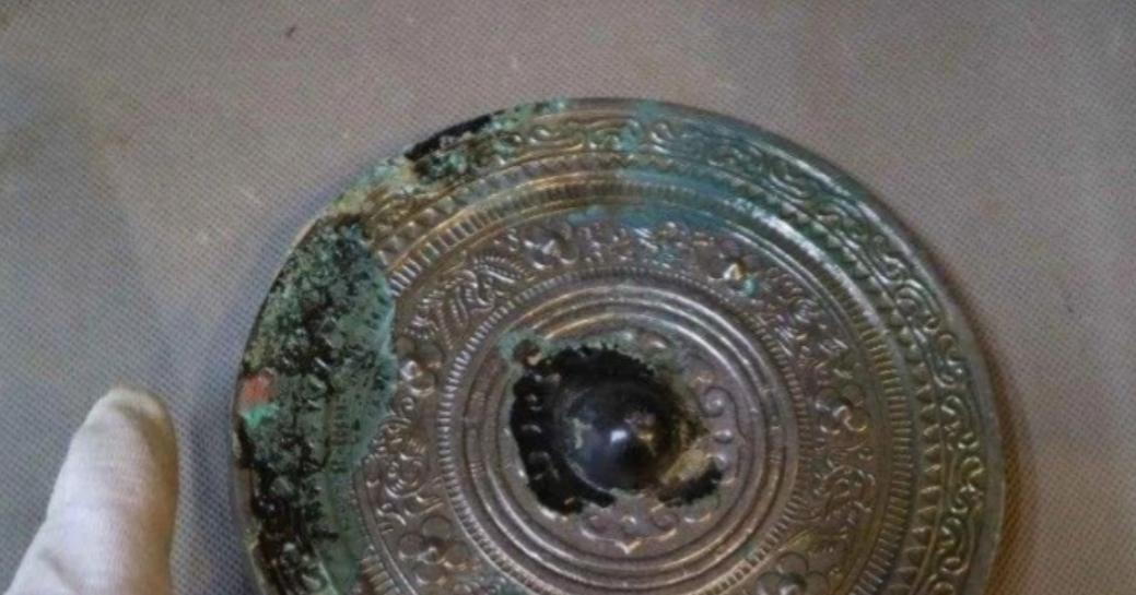 1982年，农民带着照妖镜前去鉴宝，专家看后没把农民当回事，这个世界上哪有照妖镜