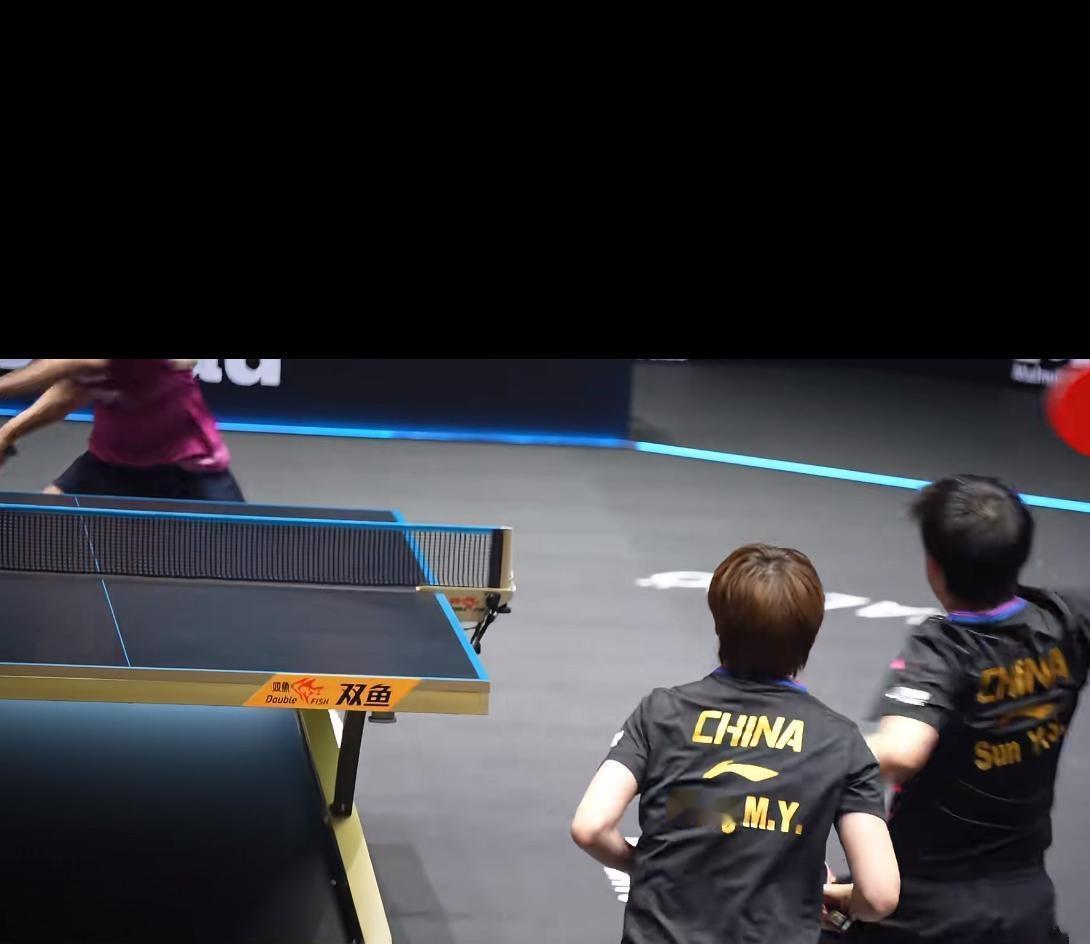 莎莎这场打完又要火遍全世界了，孙颖莎在女双比赛中突然闪现，一把推开搭档王曼昱