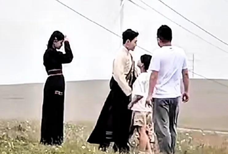汪小菲带儿子挤牛奶，小霖霖胆子大，直接上去挤了，把汪小菲逗得哈哈大笑！小霖霖颜值