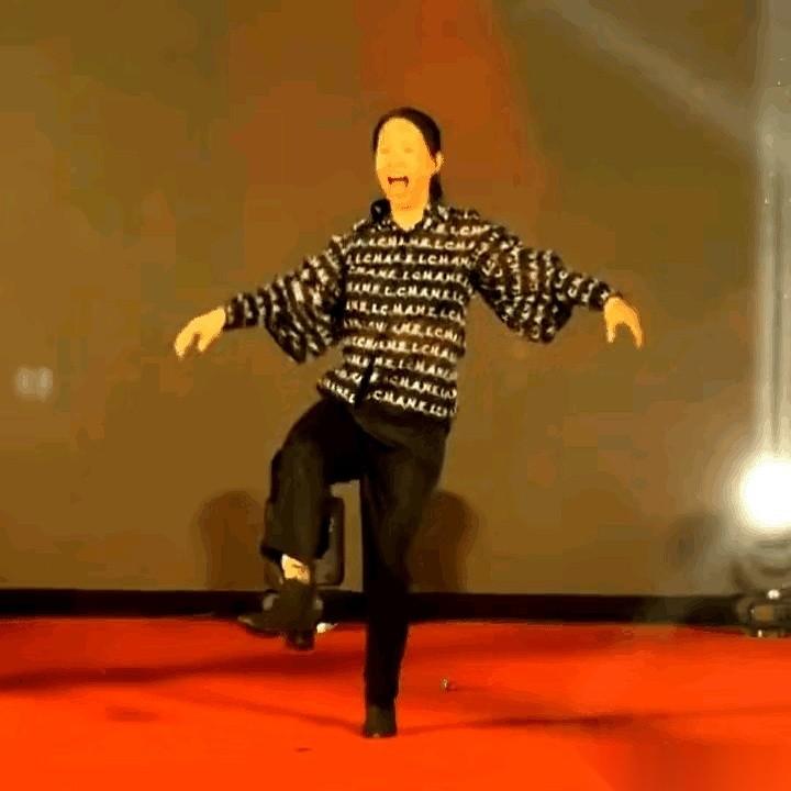 我看了半天那个视频，龙丹妮穿着香奈儿在自己公司年会上跳舞，被人说像保洁阿姨。就