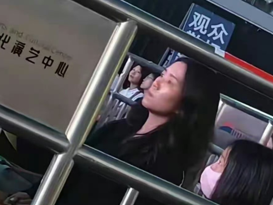 黎明的娇妻阿Wing，突然引发网友热议原因是黎明演唱会，女儿在台下蹦迪嗨翻，老
