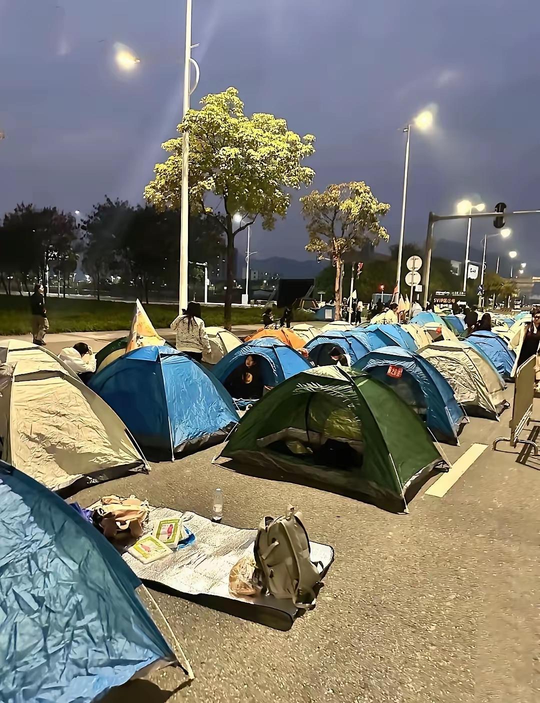 国庆旅游不住酒店住帐篷，到底算不算穷游？年轻人喜欢追求梦想，喜欢创新和挑战自我