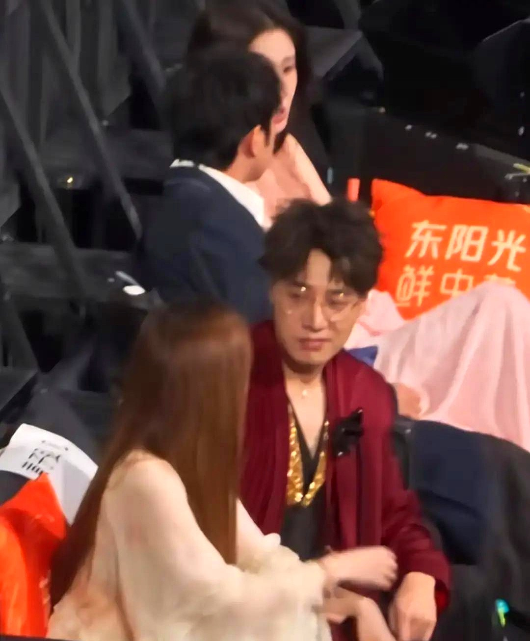 2026年晚会后台，王铮亮挤过十几个人，径直坐到张靓颖身边，手搭在她腰上聊了足足五分钟，连旁边艺人递