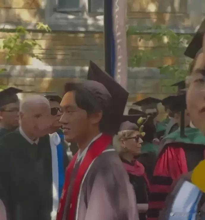 5月19日，张艺谋和妻子陈婷现身耶鲁大学，参加二儿子张壹丁的毕业典礼。张艺谋作为